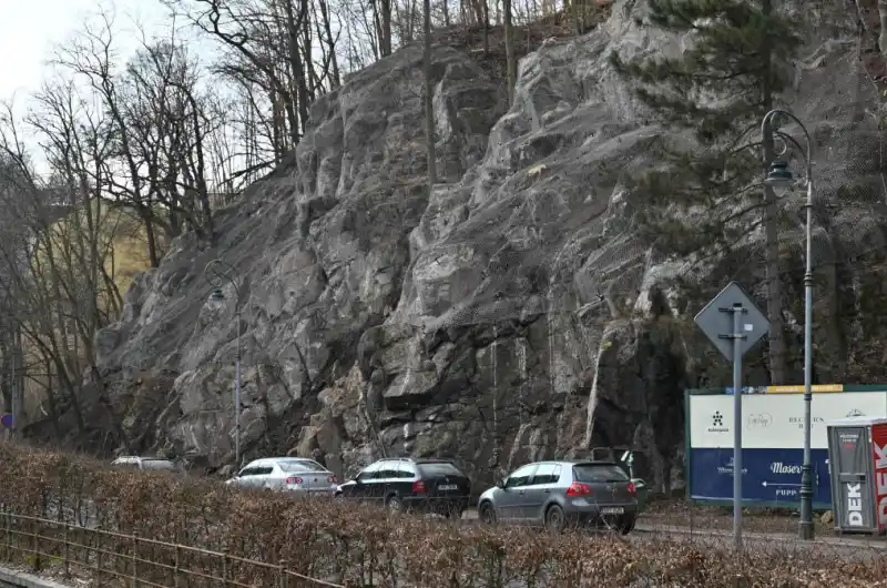 Skalní masiv u galerie