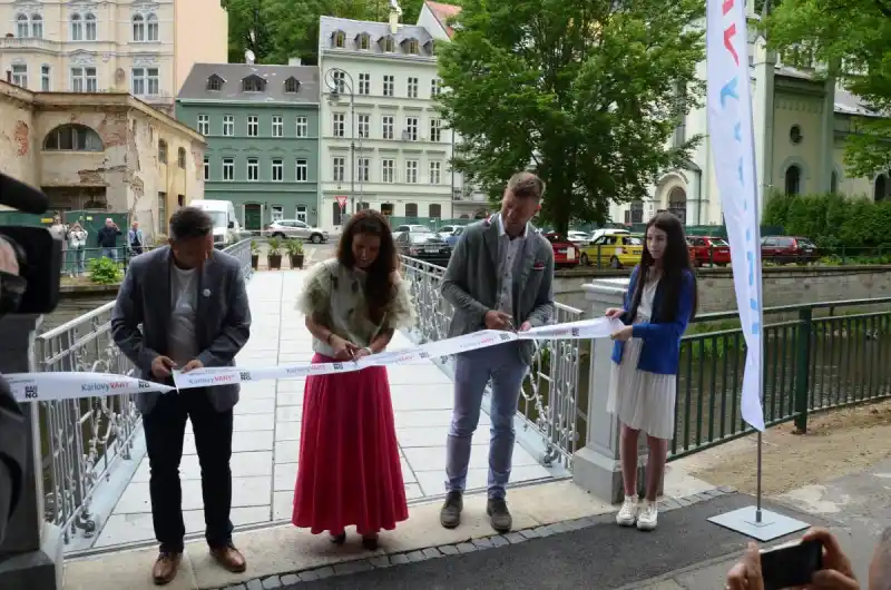 slavnostní přestřižení pásky