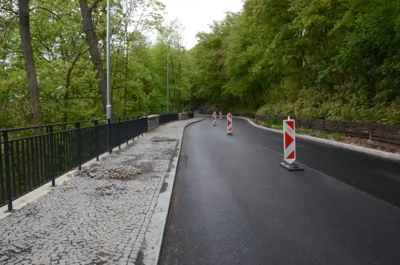 Nová komunikace, chodník, zídky a záíbradlí
