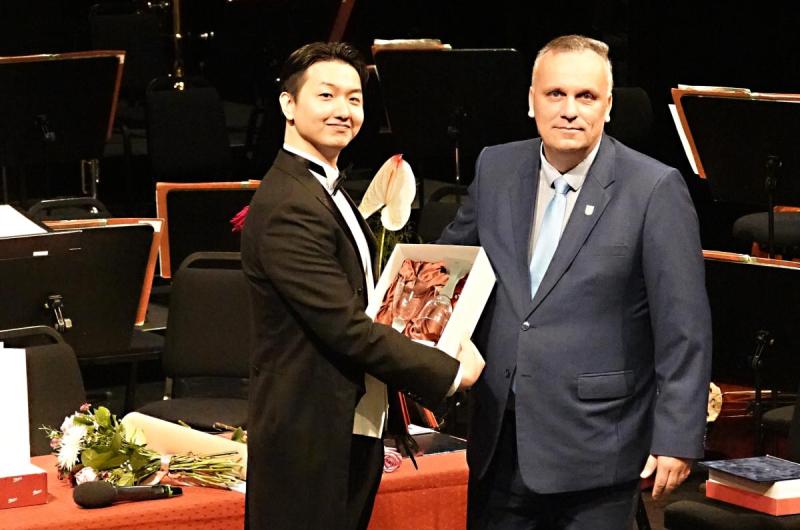 Martin Dušek předal cenu vítězi Sungbin Kimovi