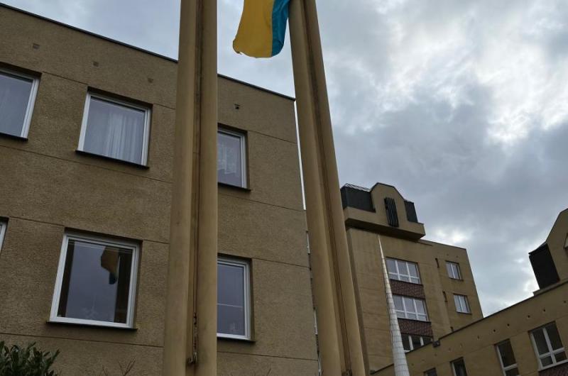 Vlajka Ukrajiny na stožáru před karlovarským magistrátem
