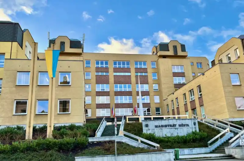 Vlajka Ukrajiny na stožáru před karlovarským magistrátem