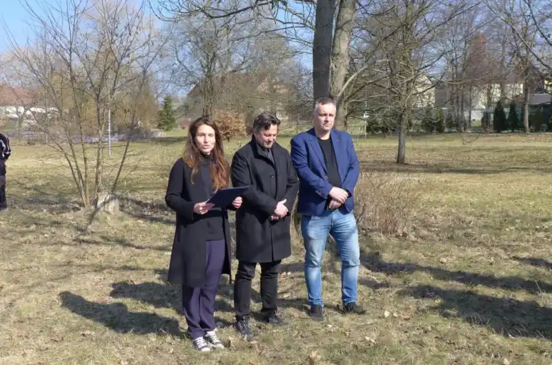 Obnovený památník v Olšových Vratech