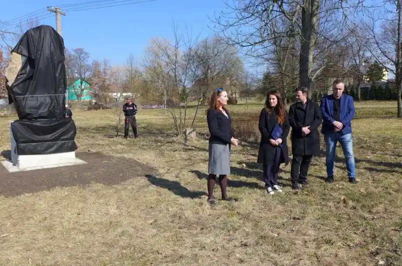 Obnovený památník v Olšových Vratech