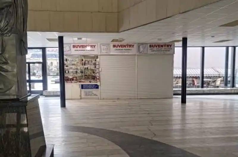 Stánky ve Vřídelní kolonádě