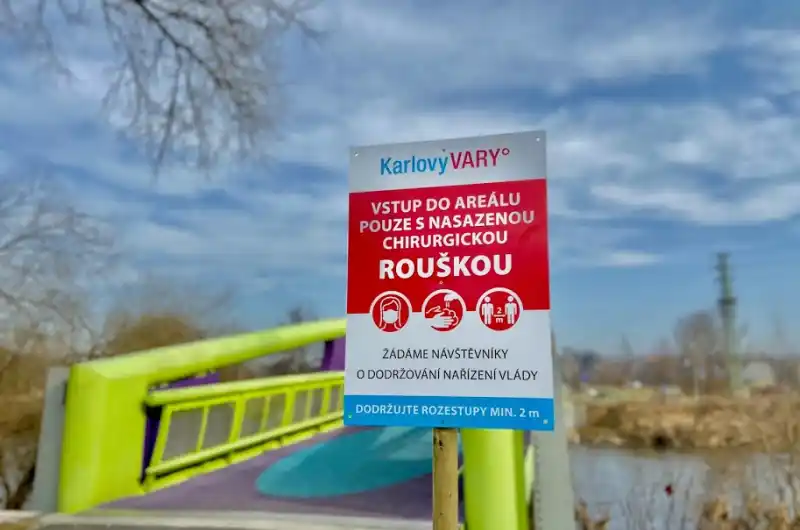 Informační cedule_roušky