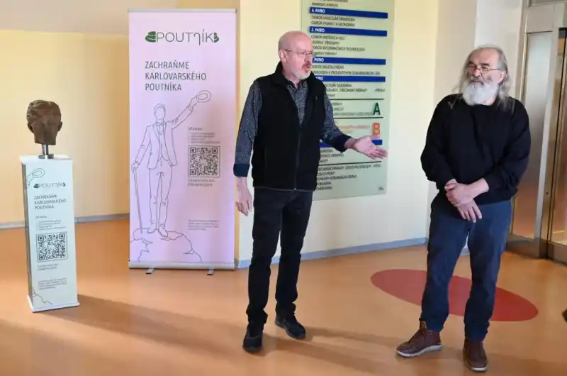 Pavel Reiser a Jiří Klsák - sbírka na obnovu sochy Karlovarského Poutníka