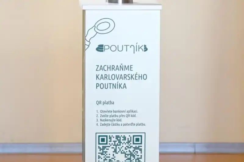Informační sloupek s hlavou sochy