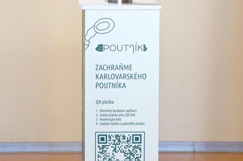 Informační sloupek s hlavou sochy