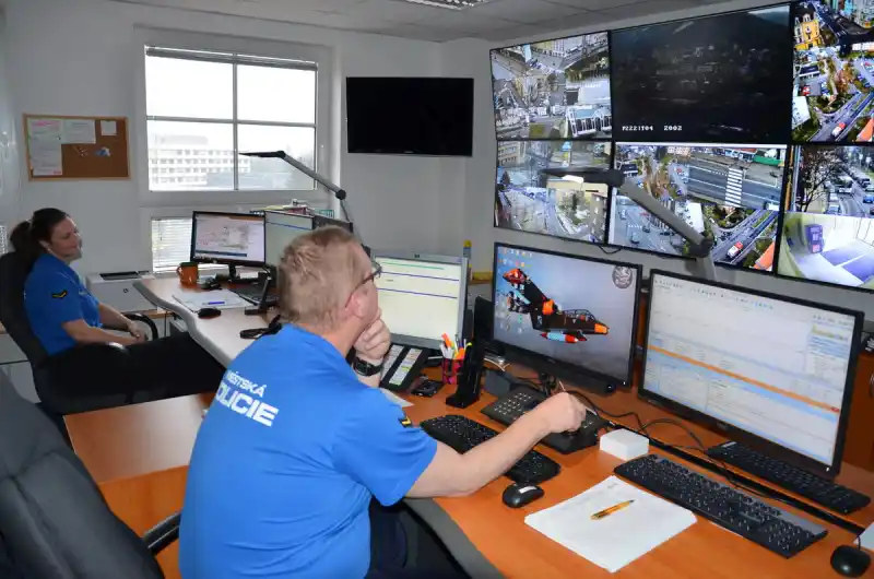 Městské kamery sledují zároveň dva strážníci městské policie