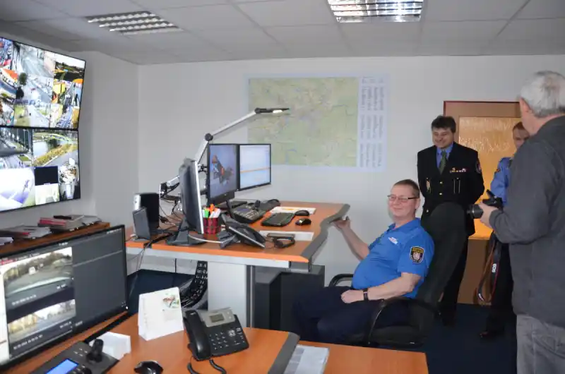 Různé pracovní režimy umožňuje například i polohovatelný stůl na pracovišti operačního důstojníka