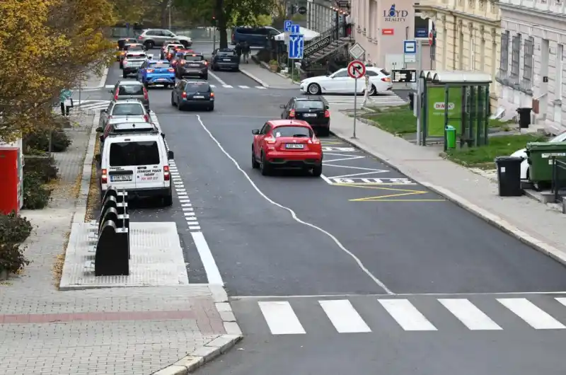 Nové kontejnery a opravená komunikace