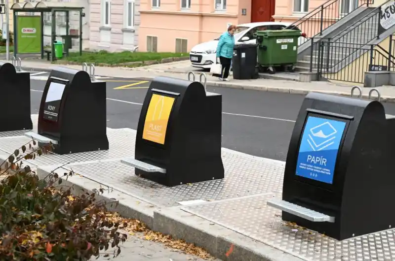 Nové kontejnery a opravená komunikace