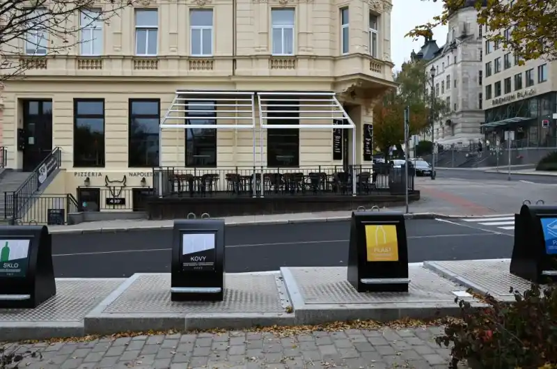 Nové kontejnery a opravená komunikace
