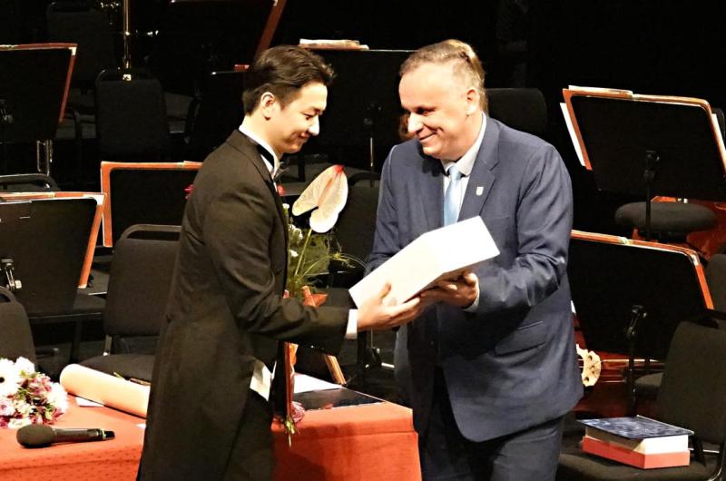 Martin Dušek předal cenu vítězi Sungbin Kimovi