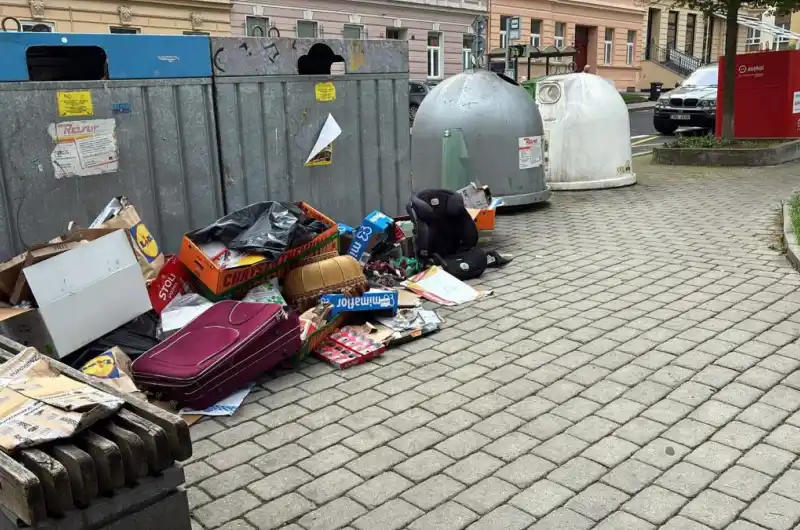 Nepořádek kolem dřívějších kontejnerů