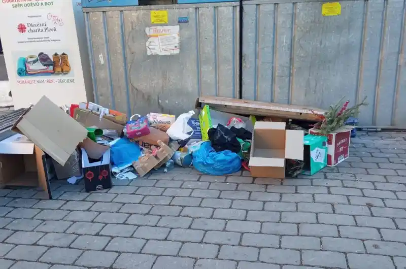 Nepořádek kolem dřívějších kontejnerů