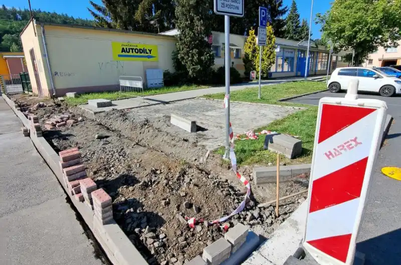 stavba chodníku u školy