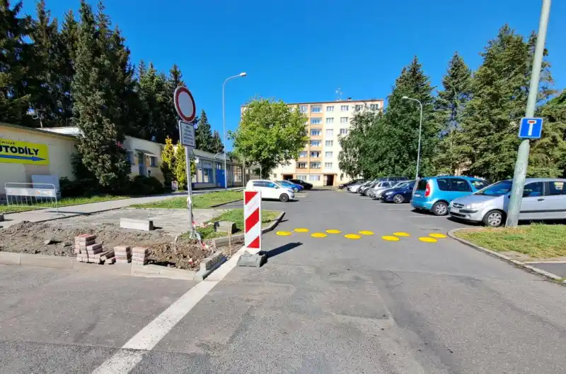 zpomalovací polštáře na parkovišti
