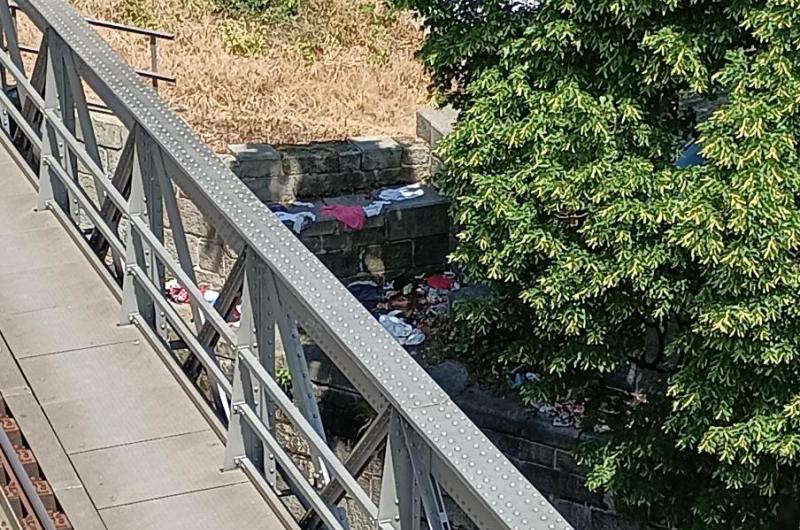 Černá skládka, Čertův Ostrov, vedle želez. viaduktu, pod Ostrovský mostem.