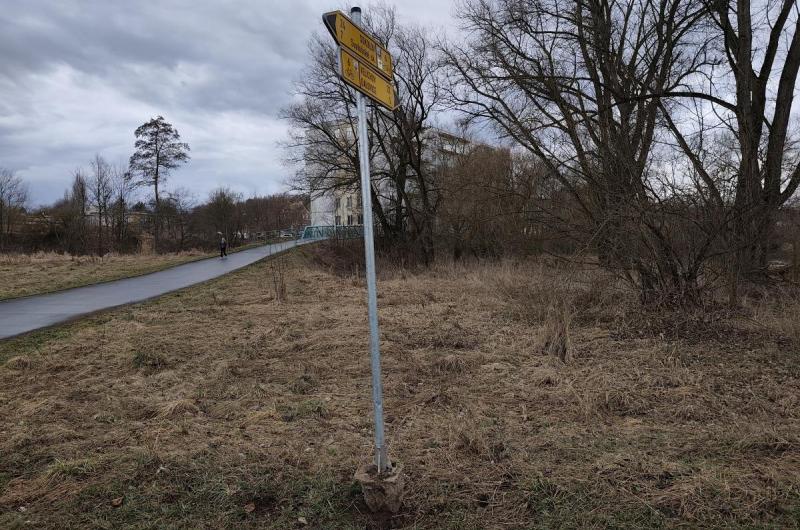 Malý rozcestník stojící jen na patce