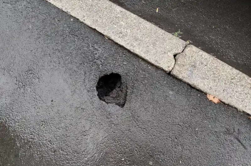 Propadlý chodník v ulici Závodu míru