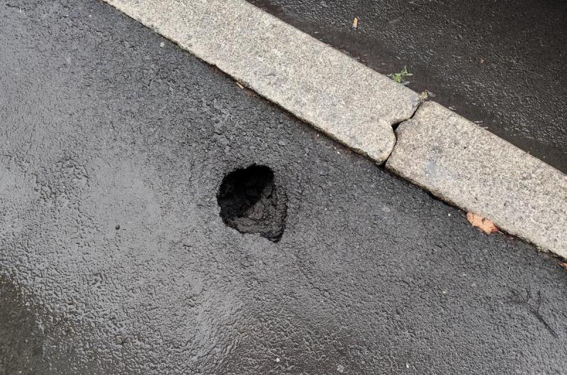 Propadlý chodník v ulici Závodu míru