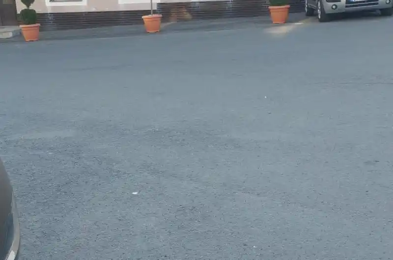 Bylo zde stání na 5 osobních aut
