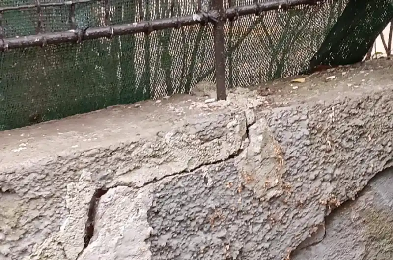 Popraskané základy plotu 