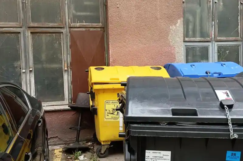 Kovová židle, dřevěná deska.