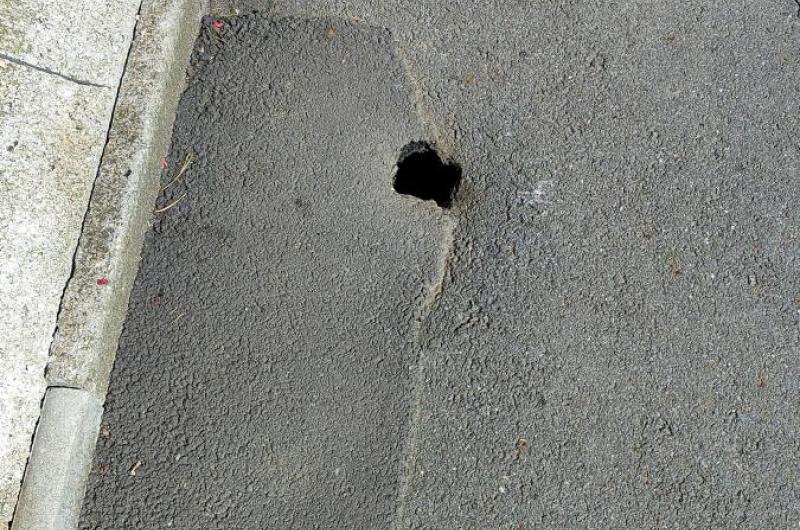 Propadlý asfalt s dírou 