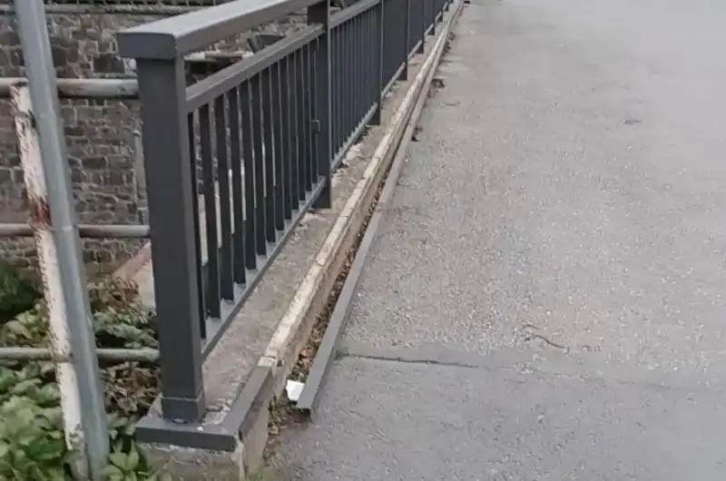 Uvolněná lišta na Poštovním mostě.