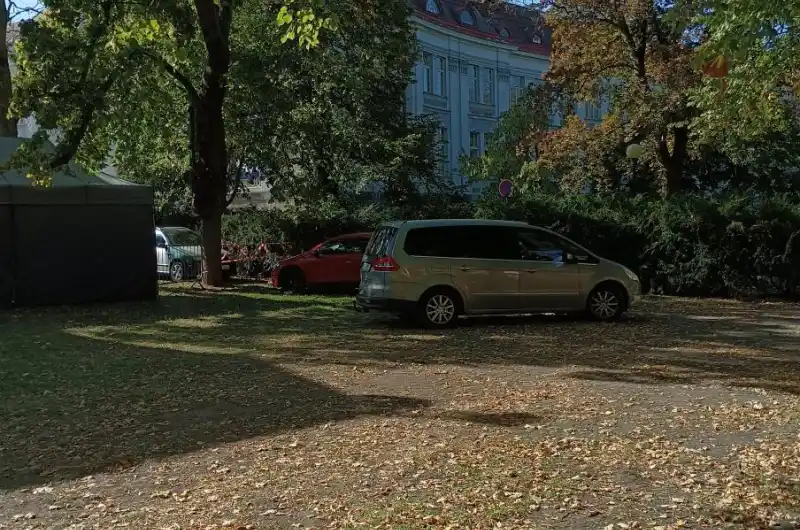 Parkovací místa: Lázeňský park před Alžbětinými lázněmi 27.9.