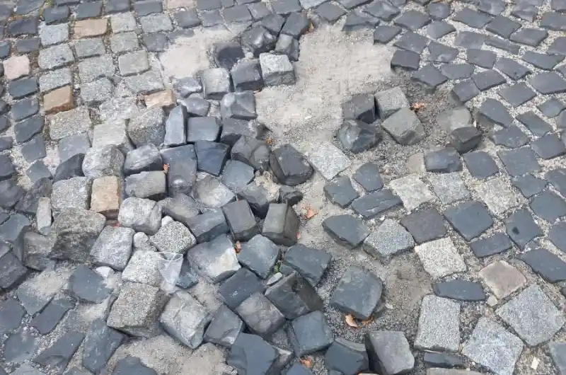 Poškození dlažby