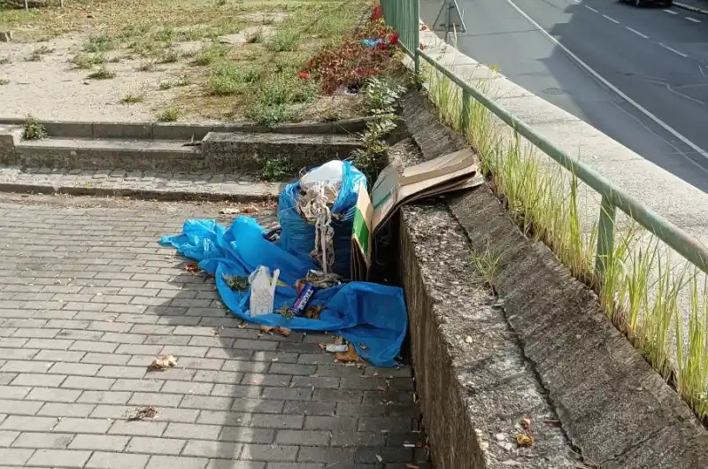 Železnatý pramen: odpadky, počmáraná zeď.