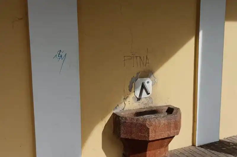 Železnatý pramen: odpadky, počmáraná zeď.