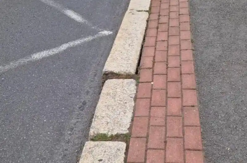 Vyvrácená obruba 