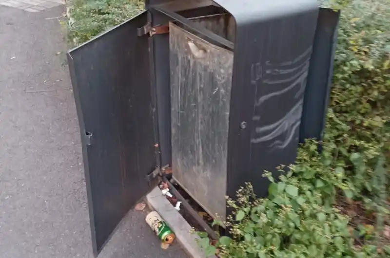 Poškozený odpadkový koš