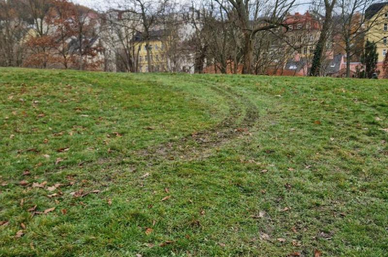 Zničení trávy těžkou technikou 