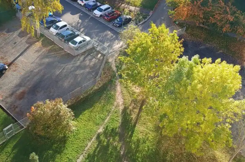 Cesta u parkoviště Tuhnice