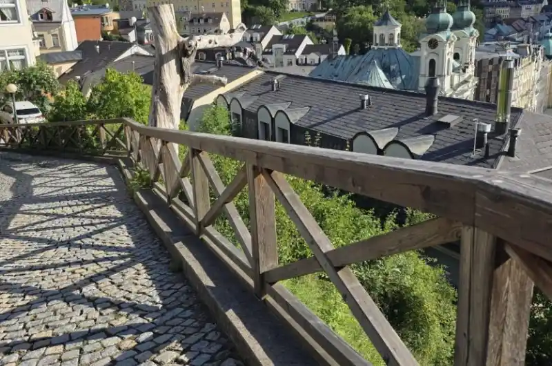 Rozpadající se zábradlí 