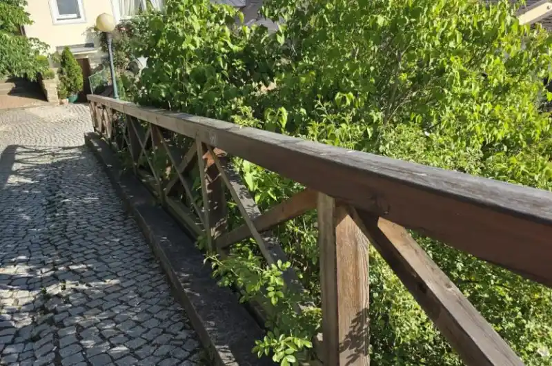 Rozpadající se zábradlí 