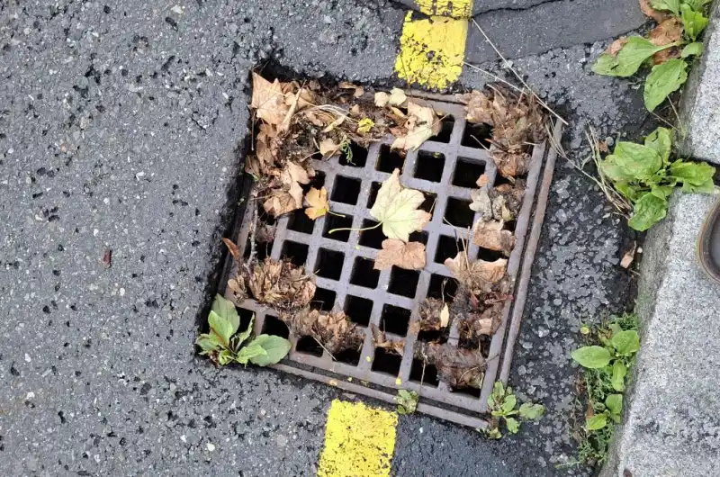 Propadlý kanál - poškození šachty.