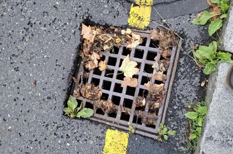 Propadlý kanál - poškození šachty.