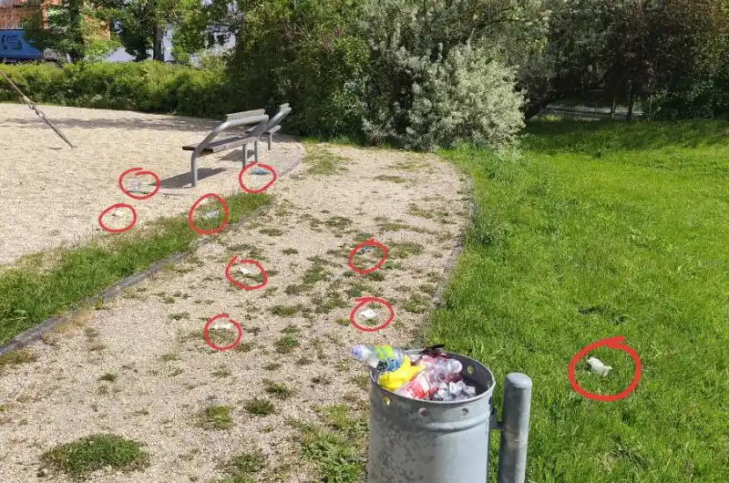 Koše nejsou přímo u laviček, líní lidé k nim bohužel nedojdou.