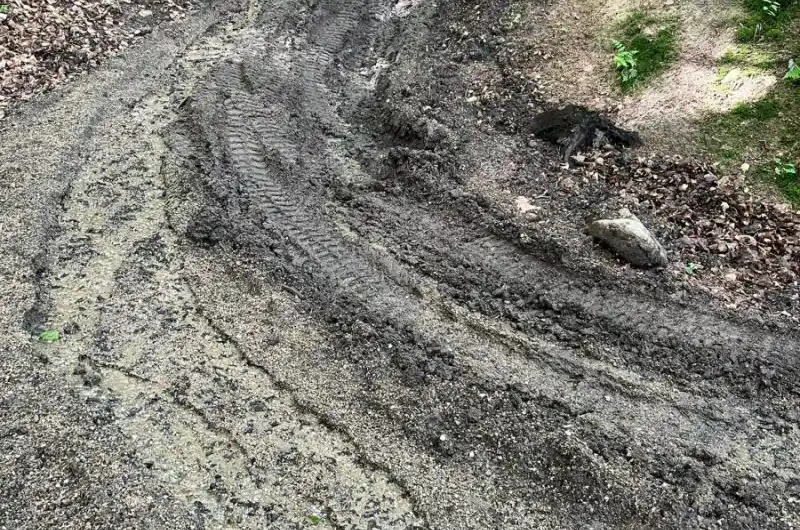 Cest nad hřbitovem 