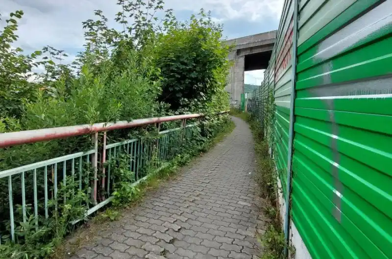 Stezka přímo u průtahu