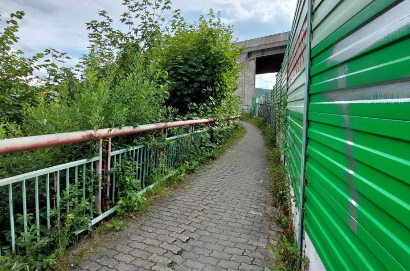 Stezka přímo u průtahu