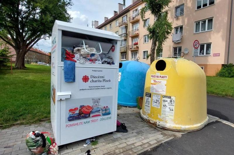 Kontejner na oblečení, ulice K. Kučery 