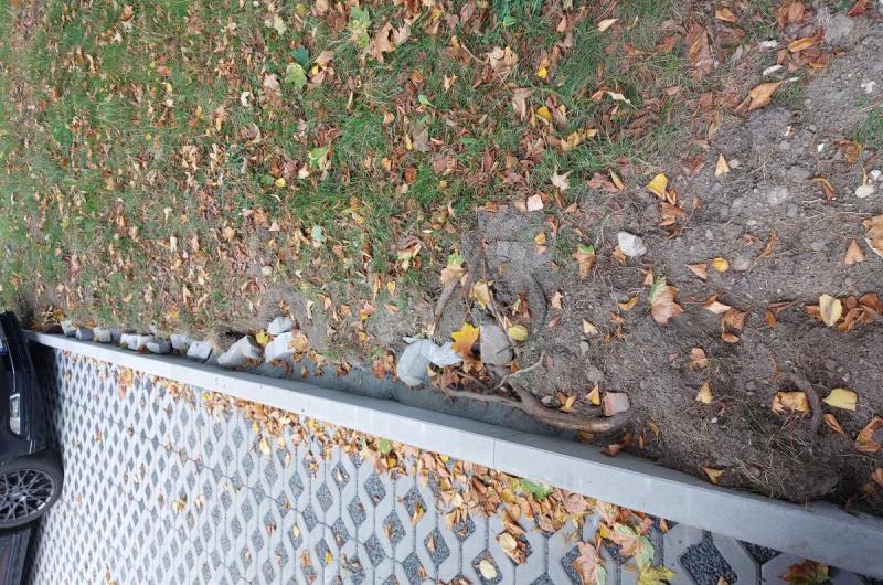 Kusy dlažby ponechané na zemi, bez začištění po výstavbě 